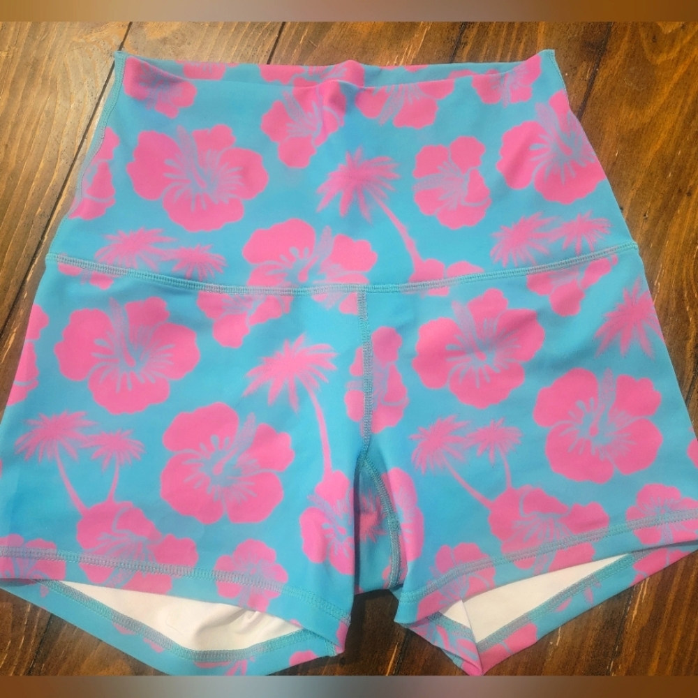 Born Primitive new heights booty shorts, size S